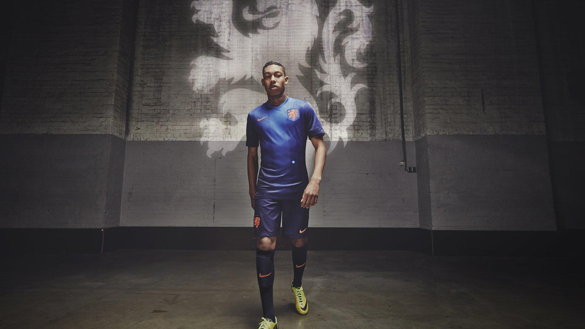 十月终极格斗冠军赛焦点战，里德尔迎战赫尔南德兹，霍兰德与马洛特展开激烈对决